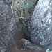 Diese Rinne (Blick von oben) hinauf-krauchen und schon steht man auf der unüberwindlich erscheinenden Steilstufe der Nordseite des Inagua