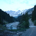 Zu früher Stunde im Johannestal unterwegs - im Hintergrund über dem Kleinen Ahornboden etliche nordseitig noch schneebedeckte Karwendelgipfel. Hier kann man mit dem MTB viel Zeit schinden, vor allem abwärts!