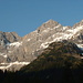 Die von [u trainman] beschriebene [http://www.hikr.org/tour/post19690.html Moserkarspitze] und
der von [u ADI] beschriebene [http://www.hikr.org/tour/post23050.html Unbenannte_Gipfel] mit der Östlichen Moserkarscharte (links, 2365 m) und der Westlichen Moserkarscharte (rechts, 2468 m, nur zu erahnen).
Über das vorgelagerte Sauissköpfel (1936m) möchte ich immer mal auf die Westliche Scharte hinauf...
Ganz links noch die unscheinbare Kühkarlspitze (2464m).