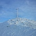 ...hinauf zum großen Gipfelkreuz. Es ohne Gipfelbesucher vorzufinden, ist bei gutem Wetter eher die Ausnahme.