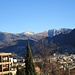 beim Umsteigen am Bahnhof in Lugano ein Blick ins Val Colla, auf den Monte Bar, den Camoghè und den langgestreckten Gazzirola-Grat - Spuren von Schnee allenfalls oberhalb von 1800m