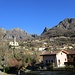 nach einer Viertelstunde Aufstieg wird der Blick auf die oberen Ortschaften des Tals frei - das Tagesziel dagegen versteckt sich noch zwischen dem Piz Ravò und dem breiten Rücken des Monte dei Pizzoni rechts