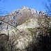 die heutige Fahrstrasse nach Dasio führt weit oben entlang und dann über die Brücke - die Mulattiera, der Wanderweg, führt dagegen noch ein Stück weiter hinein ins Tal und erst dann in mehreren Windungen hinauf - in diesem Fall nach Puria 