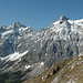 Gegenüber wachsen die höchsten Karwendelberge in den blauen Frühlingshimmel: Birkkarspitze (rechts, 2749 m) und Kaltwasserkarspitze (links, 2733 m)
