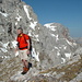 Angekommen im Sattel, leicht erschöpft vom steilen Anstieg durch das Ochsenkar - im Hintergrund die Östliche Karwendelspitze mit einem vorgelagerten Turm des Torschartengrates. Ganz hinten rechts die Soierngruppe.