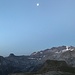 Tagesanbruch auf der Muttseehütte - mit Mond über Kistenstöckli, Bifertenstock und Muttenchopf