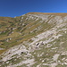 Im Aufstieg zum Monte Gorzano - Bald erreichen wir den breiten Gratrücken östlich des Monte Gorzano und steigen über diesen (im Bild "von rechts") auf den Gipfel. Der Abstieg erfolgt später auf der Südseite (nach links).