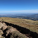 Im Aufstieg zum Monte Gorzano - Rückblick über den breiten Gratrücken östlich des Gipfels. Hinten ist die Adria zu erahnen.