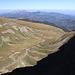 Monte Gorzano - Ausblick am Gipfel, u. a. zum etwa nordöstlich gelegenen Monte Girella (1.815 m, links oberhalb der Bildmitte). Dahinter erahnt man wieder die Adria.