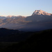 Im Abstieg vom Monte Gorzano - Während wir mittlerweile im Schatten unterwegs sind, werden die Gipfel im Gran Sasso noch von der Sonne erreicht.