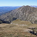 Monte Gorzano - Blick zu Pizzo di Sevo (2.419 m) und Cima Lepri (2.445 m). Dahinter sind Cima del Lago und Monte Vettore zu erahnen, die höchsten Berge von Umbrien bzw. Marken.