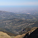 Monte Gorzano - Ausblick am Gipfel auf die dunstige Landschaft an der Adria-Küste. Auch die Provinz-Hauptstadt Teramo ist dort zu erahnen.