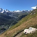 bereits einige Höhenmeter überwunden - Blick hinunter nach Zermatt, und hinüber zu Breit- und Matterhorn