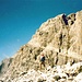 Der 1972 eröffnete Sentiero Alfredo Benini führt von der Bergstation der Grostè-Seilbahn recht spektakulär unterhalb der Gipfel von Cima Grostè und Cima Falkner hindurch in die Bocca di Tuckett. Los geht's mit einem leicht ansteigenden Band, das ist meist Gehgelände. Gegenüber ist schon das riesige Band jenseits der Bocca del Camoscio (rechts, nicht im Bild) zu sehen.