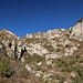 rechts der Monte Traversole, der Steig führt aber nach den Felsnadeln in der mitte links hinauf