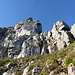 die Seilbahn-Bergstation wirkt nahe, doch ist von hier aus noch ein gutes Stück zu gehen ...