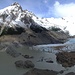 Vom Gletscher schaffen es immer wieder Eisblöcke über den ganzen See.