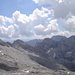 Roßlochspitze - Hochkanzel - Brantlspitze; dahinter, die dunkle Felsmauer des Großen Bettelwurf; schön zu sehen: der lange Westgrat der Roßlochspitze