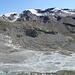 über der Gletscherschwemmebene sind Wintersportanlagen am Grat zum Stockhorn erkennbar