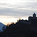 Die Sonne versinkt langsam hinter dem Castel Ivano