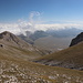 Im Abstieg vom Monte Camicia - Am linken Bildrand ist der Wegabzweig zu erahnen. Dort halten wir uns gleich rechts und steigen durch die Flanke oberhalb des Vallone di Vradda ab.