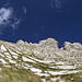 Im Abstieg vom Monte Camicia - Blick entlang der felsigen Flanke des Monte Tremoggia.