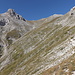 Im Abstieg vom Monte Camicia - Rückblick durch das Vallone di Vradda und zum Gipfel. Rechts ist wiederum der Wanderweg zu sehen.