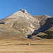 Unweit von Fonte Vetica - Blick zum Monte Camicia. Durch die Flanke östlich (rechts) des Vallone di Vradda erfolgt später unser Abstieg.