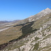 Im Aufstieg zwischen Vado di Siella und Monte Siella - Blick entlang der südlichen Hänge von Monte Siella, Tremoggia und Camicia.