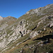 Im Aufstieg zwischen Vado di Siella und Monte Siella - Blick über die felsdurchsetzte Flanke hinauf zum Monte Siella.