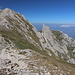 Monte Tremoggia - Blick über den weiteren Wegverlauf und die nordseitig abfallende Flanke.