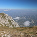 Monte Tremoggia - Blick über die nordseitige Flanke und weiter über die Hügel-Landschaft.