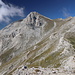 Monte Tremoggia - Ausblick über den oberen Teil des Vallone di Vradda. In der rechten Bildhälfte ist auch der Weg zu erkennen, dem wir weiter in Richtung Monte Camicia folgen. Auf dessen Gipfel geht's dann von der nördlich gelegenen Einschartung, sozusagen "von rechts".