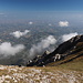 Monte Tremoggia - Blick über eine kleinen Seiten-Grat und die vorgelagerte Hügel-Landschaft bis zur Adria-Küste.