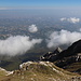 Monte Tremoggia - Ausblick in etwa nördliche Richtung, mit Wolken-Deko und der Adria am Horizont.