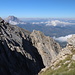 Unterwegs zwischen Monte Tremoggia und Monte Camicia - Seitenblick an der Einschartung nördlich des Gipfel-Aufbaus. Zu sehen sind u. a. der Corno Grande und die Monti della Laga mit dem Monte Gorzano.