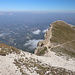 Unterwegs zwischen Monte Tremoggia und Monte Camicia - Rückblick während des Schlussaufstiegs zum Gipfel. Gut ist der erodierte Bereich oberhalb der Scharte zu erkennen, der etwas unangenehm/rutschig zu begehen ist.