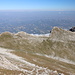 Monte Camicia - Ausblick am Gipfel in etwa nördliche Richtung. Über den Kamm hinweg geht der Blick auf die vorgelagerte Hügel-Landschaft.