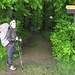 Sintflutregen am Auffahrtstag I:<br />Sicher knöcheltiefe Pfütze auf dem Waldweg, die wir umgehen müssen