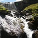malerische Wasserfallstufe vor Oxefeld