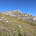 Im Aufstieg zwischen Vado di Siella und Monte Siella - Blick zum felsigen Gratrücken östlich des Monte Siella.