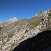 Im Aufstieg zwischen Vado di Siella und Monte Siella - Blick über die felsdurchsetzte Flanke des Monte Siella und zu unseren späteren Gipfelzielen.