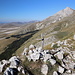 Monte Siella - Blick vorbei am Gipfelkreuz zu unseren nächsten beiden Berg-Zielen. Unten ist auch Fonte Vetica zu erkennen.