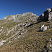 Im Aufstieg zwischen Vado di Siella und Monte Siella - Der Pfad führt nun immer mehr in felsiges Gelände.