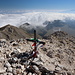 Monte Camicia - Ausblick vorbei am Gipfelkreuz, u. a. zu den zuvor bestiegenen Erhebungen.