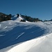 Nach einer flotteren Passage über eine geräumte Straße beginnt der obere Teil der Schneeschuhtour - wieder mit Blick auf das Chnübeli.
