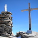 Prächtiger Steinmann und Gipfelkreuz auf dem Gipfel des Ferdenrothorn 3180m