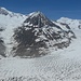 02 Der Grosse Aletschgletscher umrahmt das Horn, ein prächtiges Eismeer. Links das Zenbächenhorn und rechts das Olmenhorn bilden das Spalier für den "Riesen".
