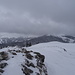 Vom Wölkerkogel blickt man auf den Rappoldkogel, dessen Gipfel in den Wolken ist...