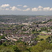 Solsbury Hill - Blick hinunter nach Bath. Die im Tal des River Avon gelegene Stadt ist UNESCO-Welterbe-Stätte.